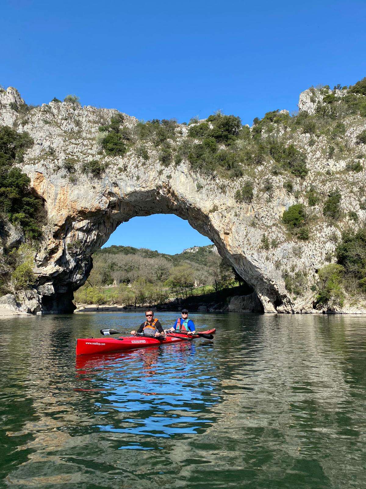 Descente en canoé biplace de la Rivière Ardèche © Descente en canoé de la Rivière Ardèche avec Amarok l'Esprit Nature
