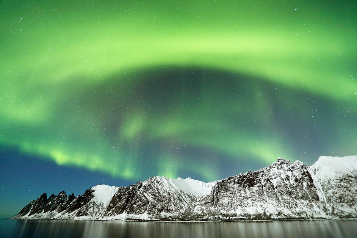 Aurore boréale dans un fjord de Norvège