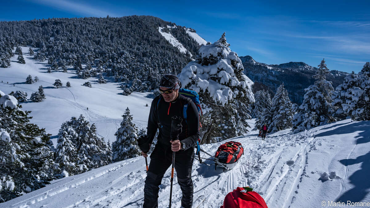 Skieur avec pulka