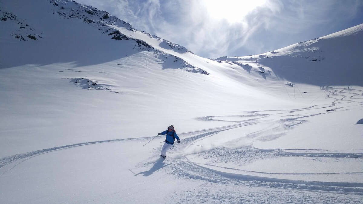 Skieur dans la poudreuse