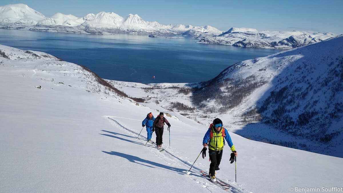 Skieur et fjord