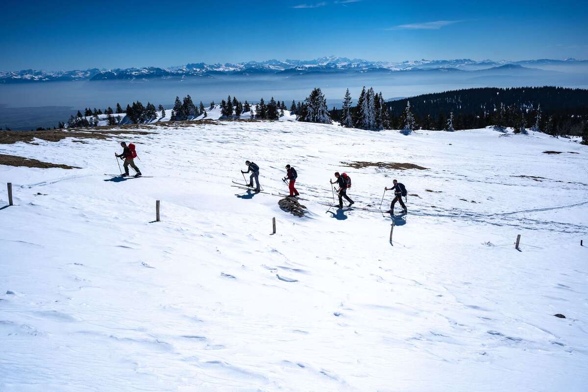 Skieurs devant paysage de montagne