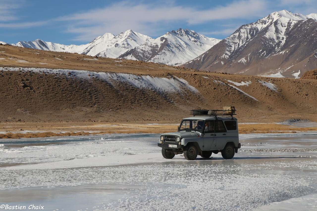 4x4 devant un paysage de montagne