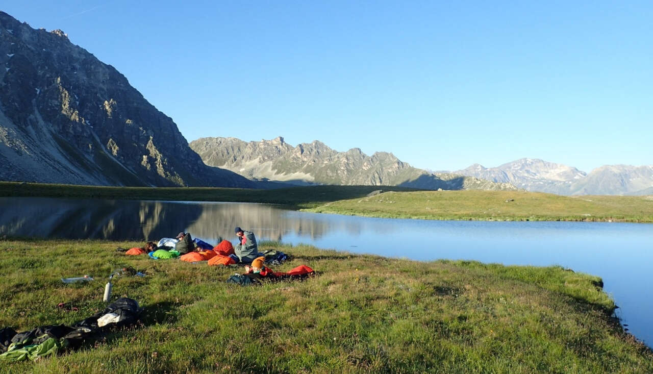 Bivouac au bord d'un lac de montagne