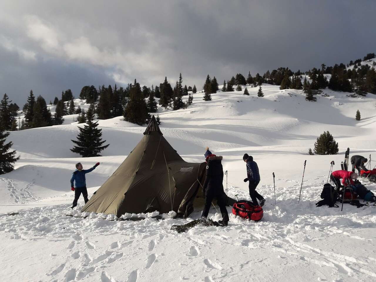 Campement en tente tipi dans la neige