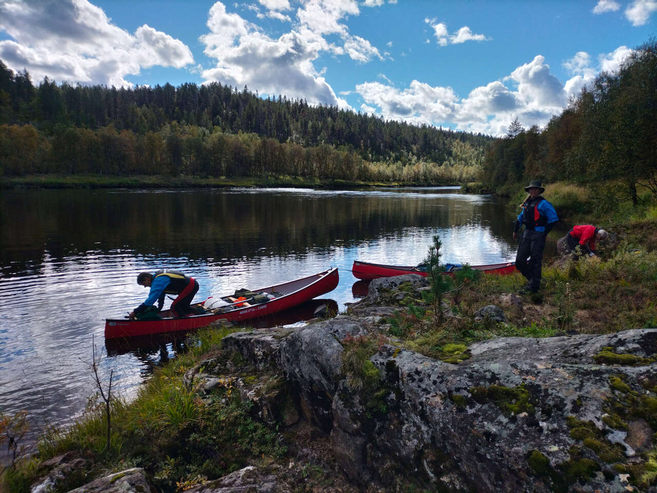 Canoë dans la rivière au bord de l'eau