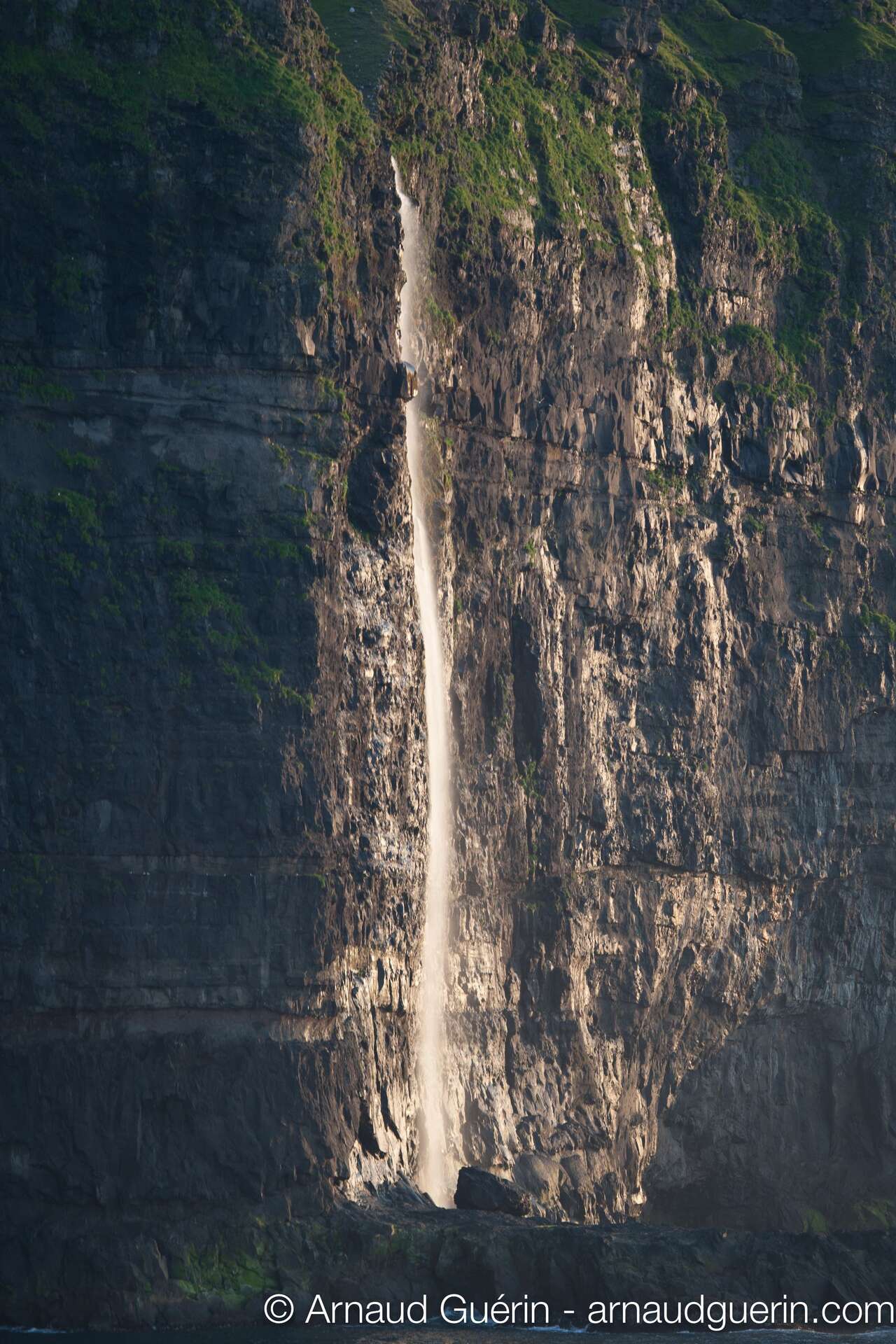 Cascade sur une falaise