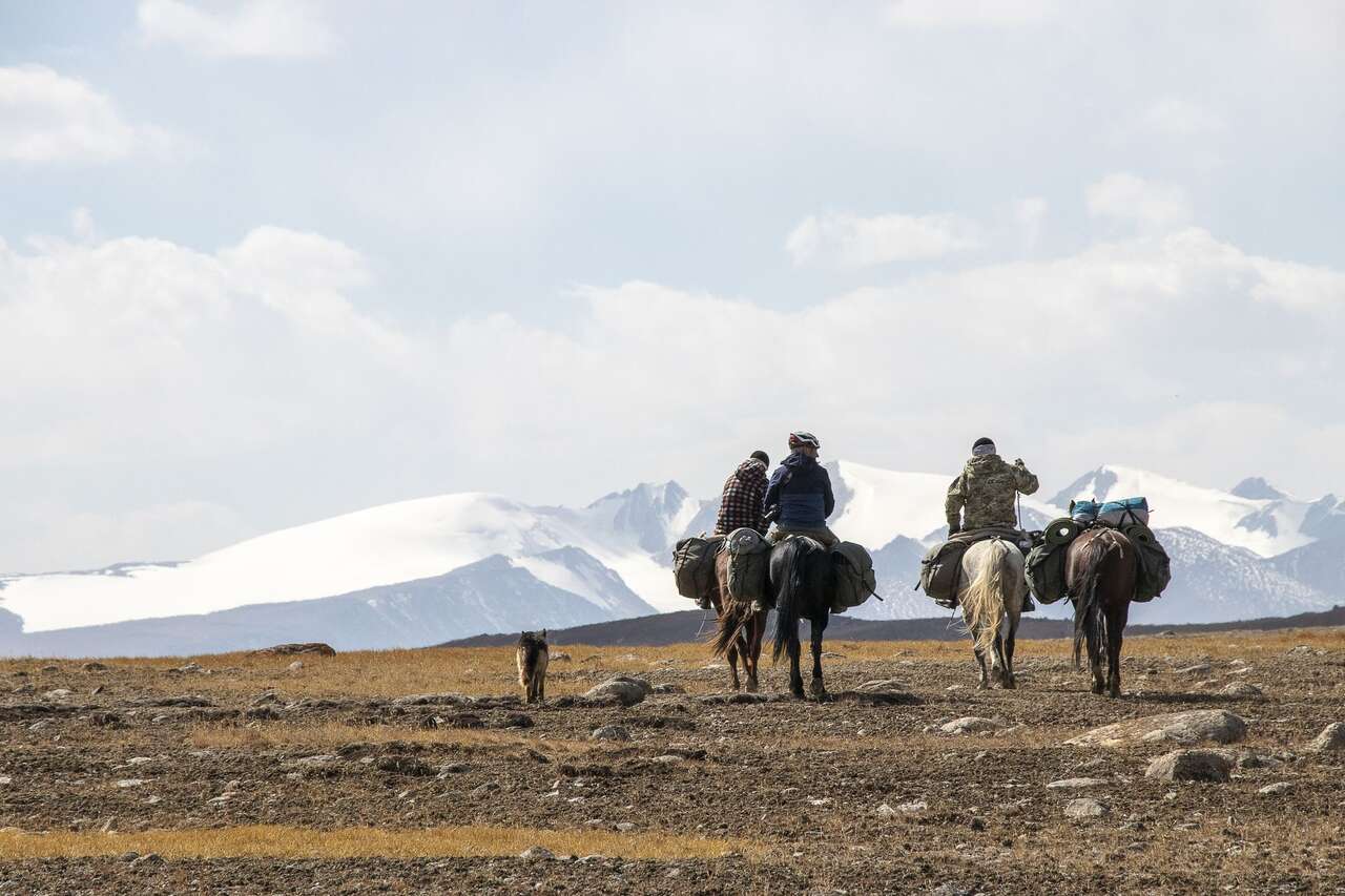 Cavaliers dans la montagne