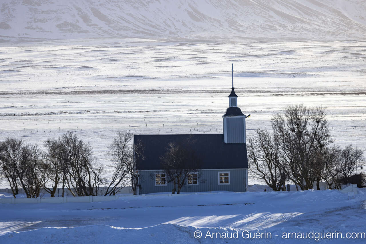 Eglise dans un paysage enneigé