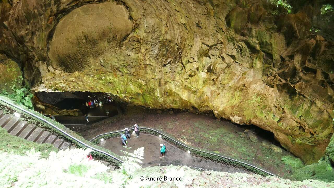 Exploration d'une grotte sur une île