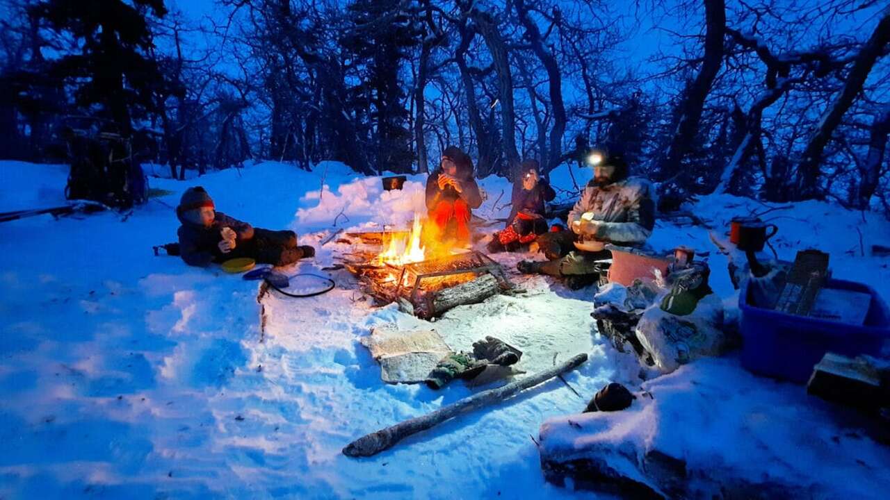 Feu de camp dans la neige