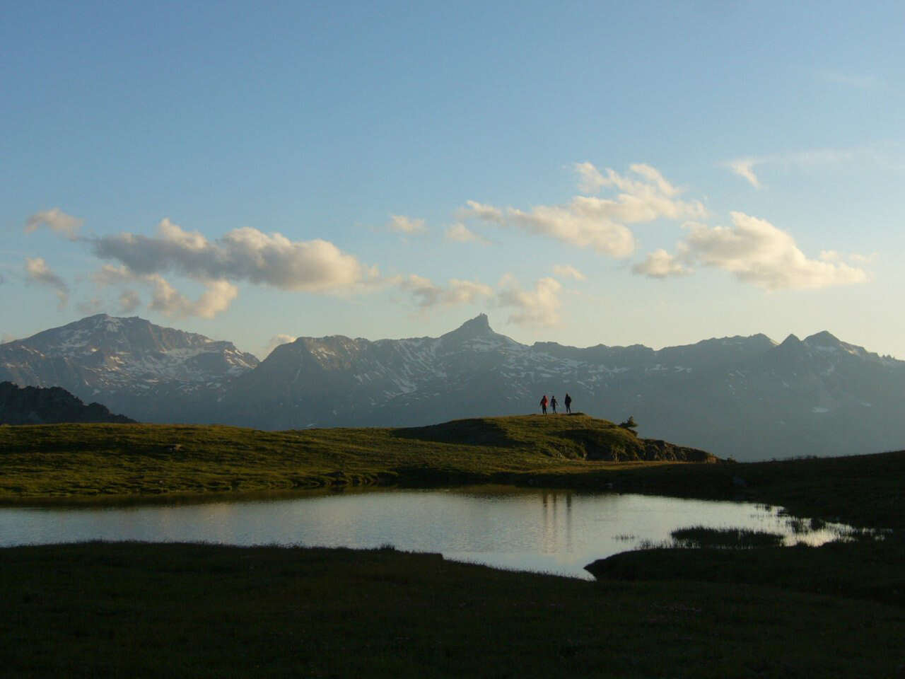 Lac de montagne et randonneurs