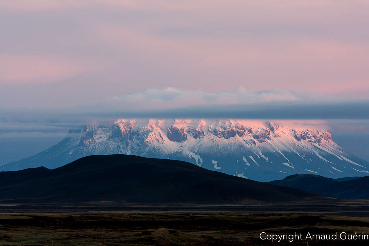 Montagne islandaise dans la neige