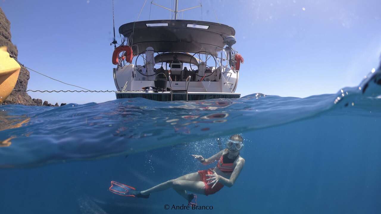 Nageuse sous l'eau proche d'un voilier