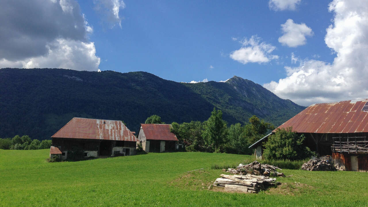 Paysage de montagne et granges