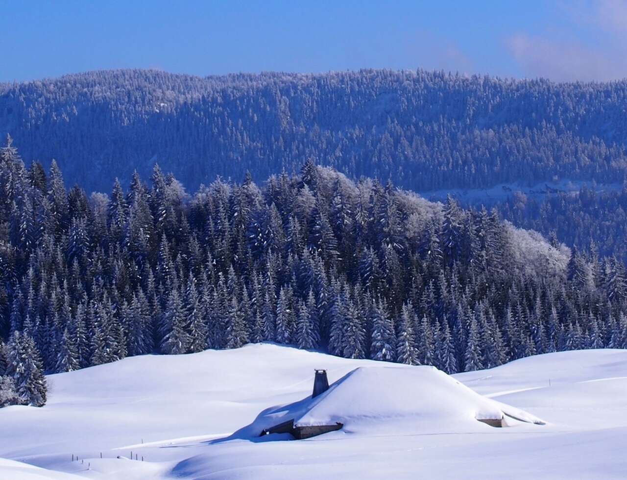 Paysage enneigé de montagne et maison sous la neige