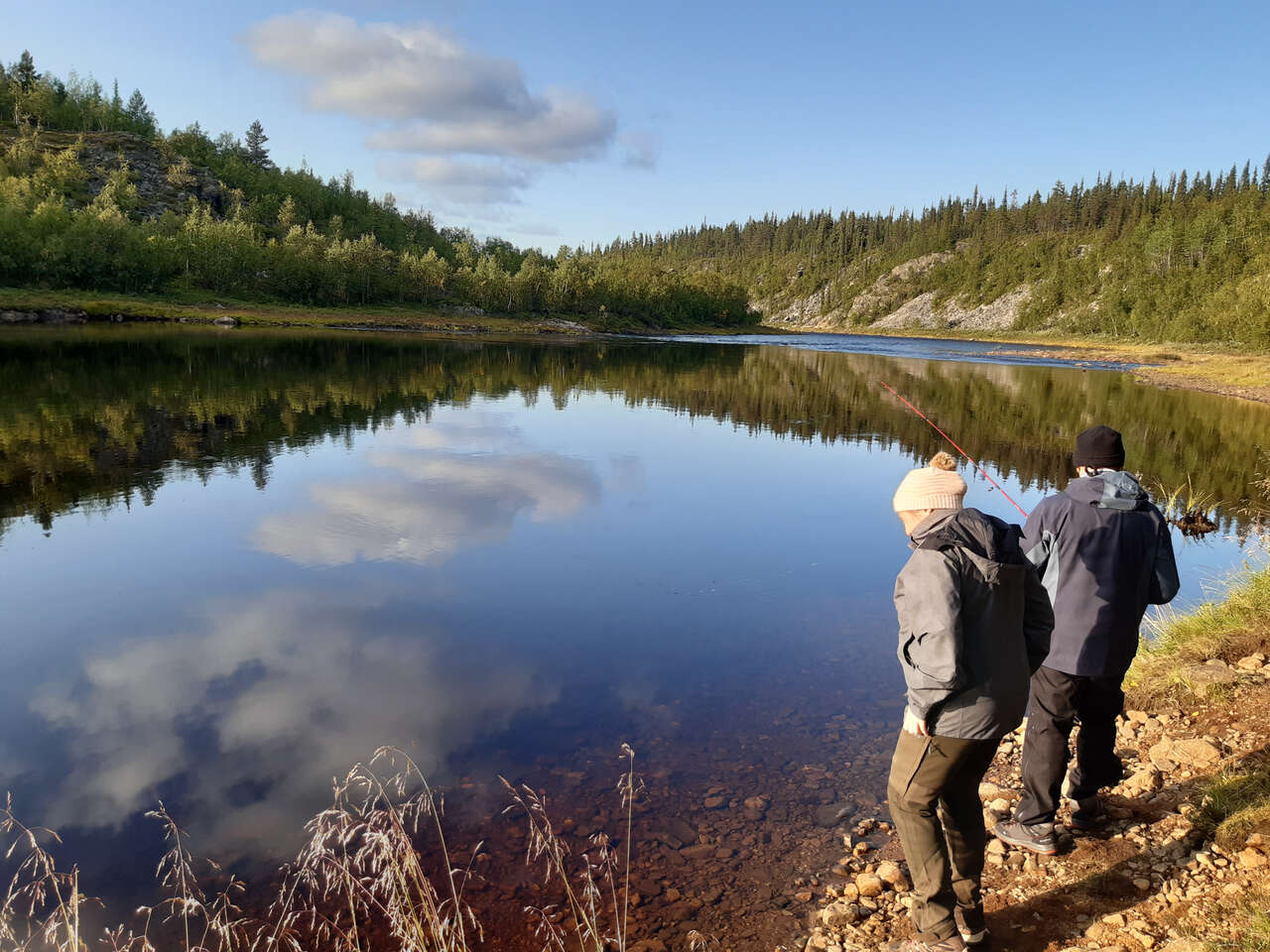 Pêcheurs au bord de la rivière