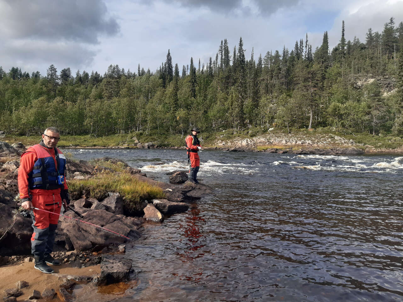 Pêcheurs au bord de la rivière