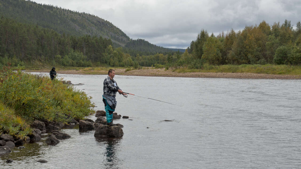 Pêcheurs au bord de la rivière