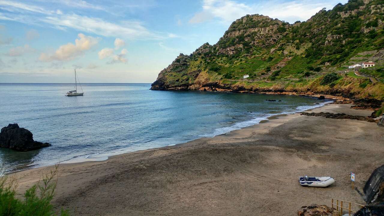 Plage sur une île avec un voilier