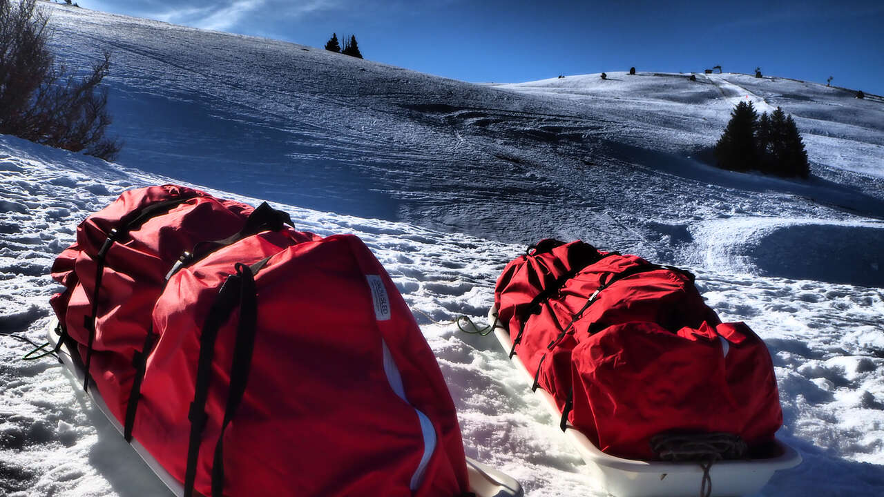 Pulka et montagne en neige