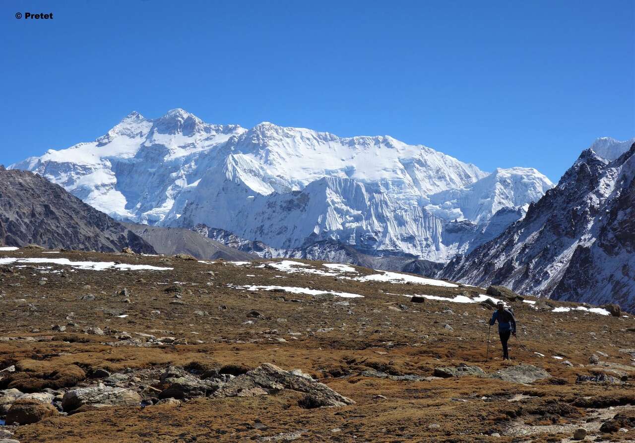 Randonneur devant le Kanchenjunga