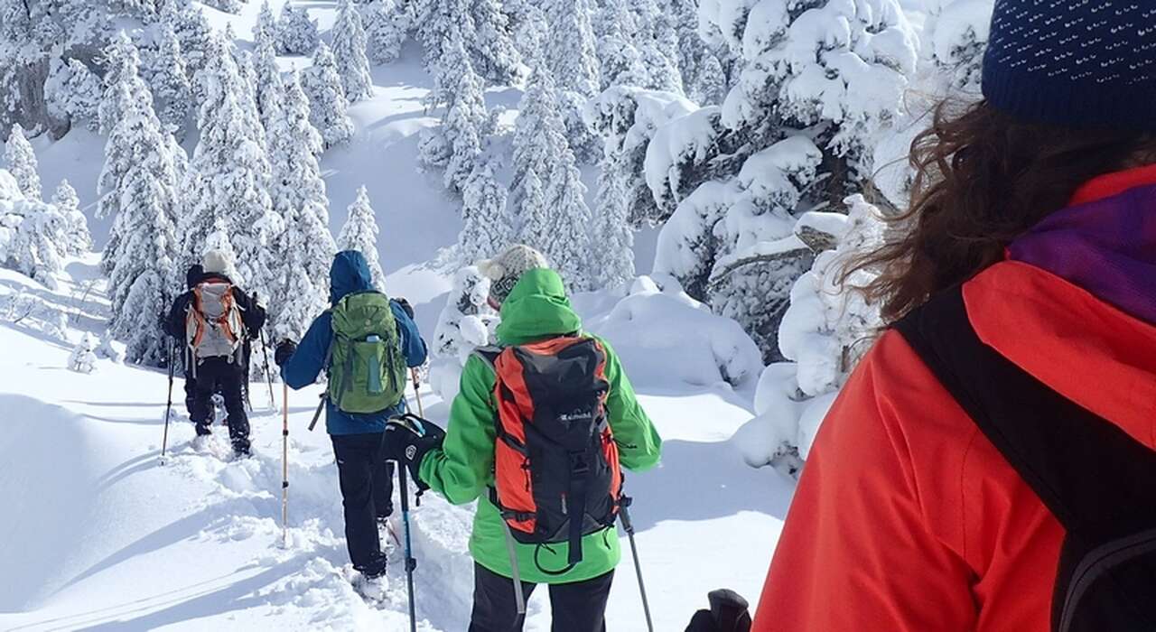 Randonneur en montagne dans la neige