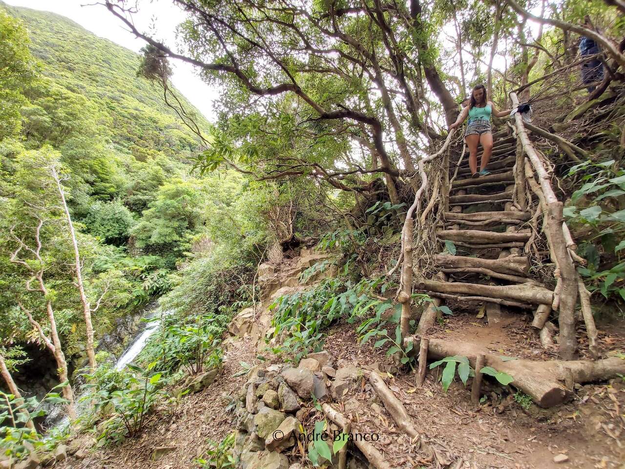 Randonneur et escalier sur une île