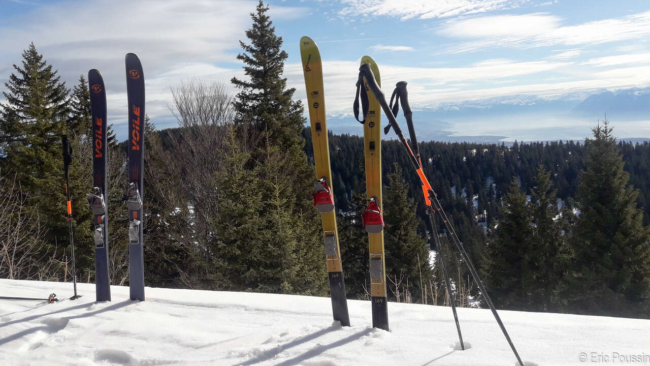 Ski plantés dans la neige