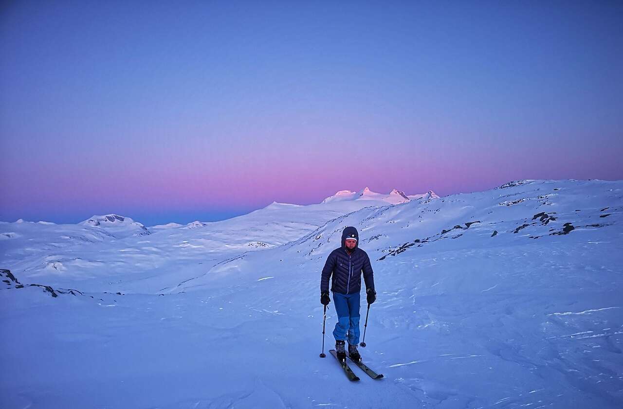 Skieur au lever de soleil dans les montagnes Norvégiennes