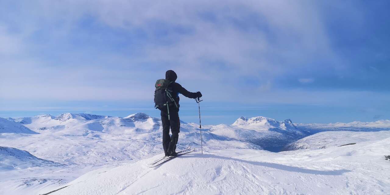 Skieur au sommet d'une montagne