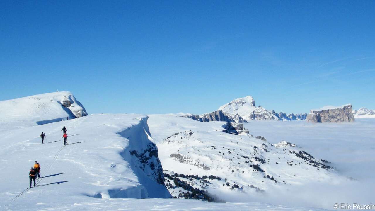 Skieur avec pulka dans la neige