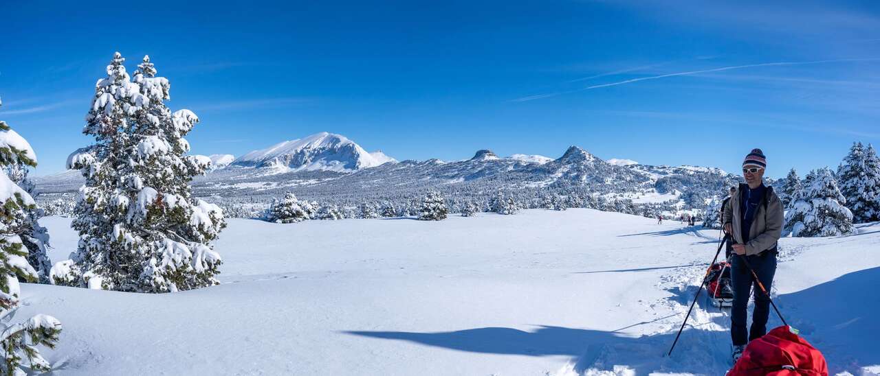 Skieur avec pulka dans la neige