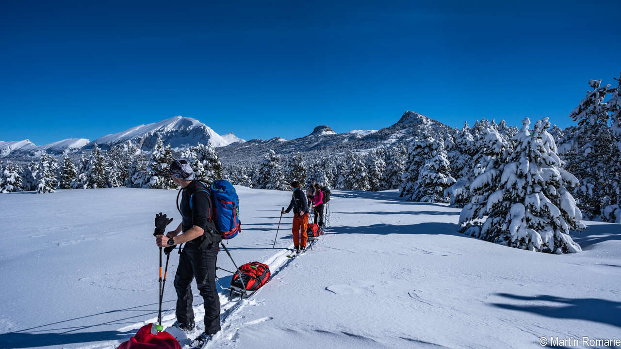 Skieur avec pulka