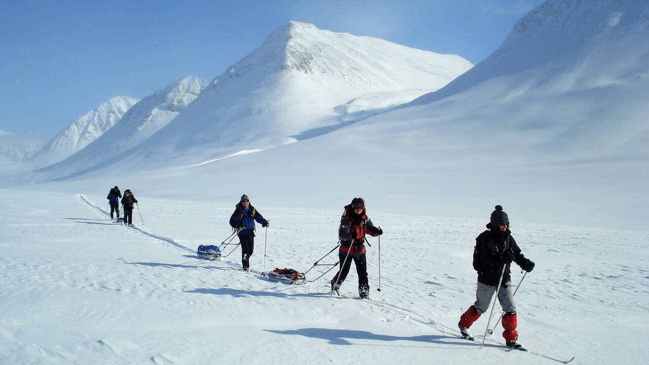 Skieur avec pulka sur la piste royale en Suède