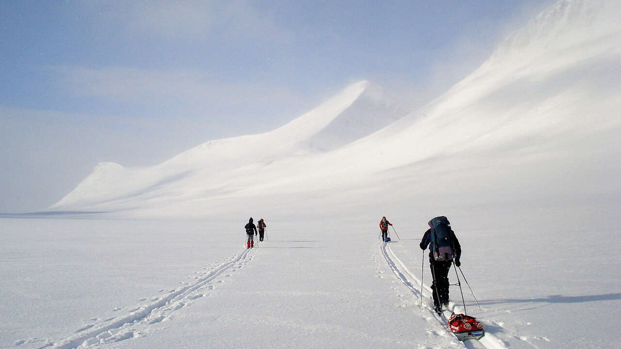 Skieur avec pulka sur la piste royale en Suède