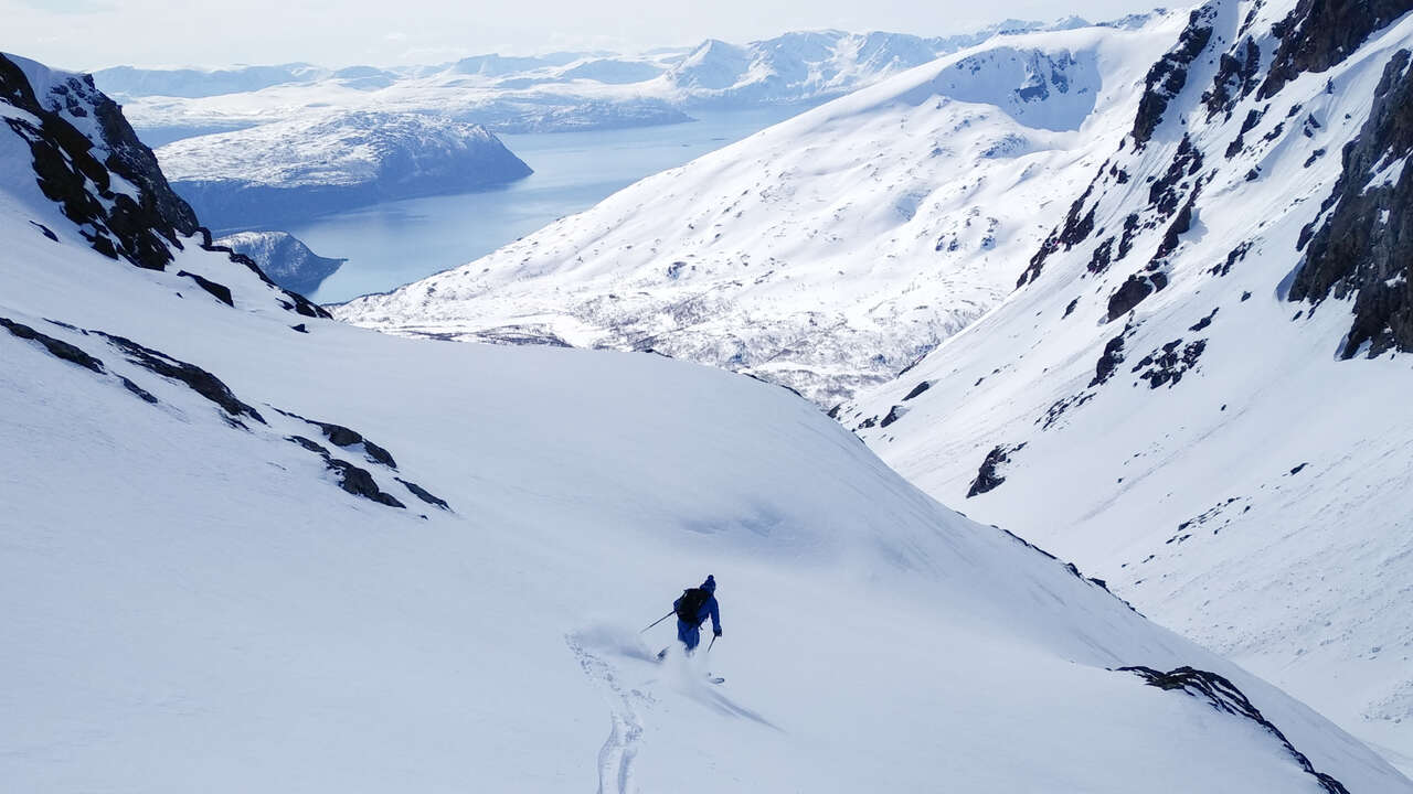 Skieur dans les montagnes Norvégiennes