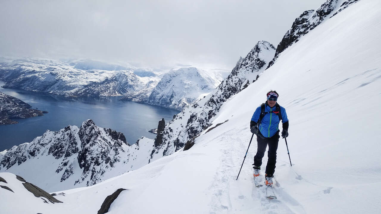 Skieur dans les montagnes Norvégiennes