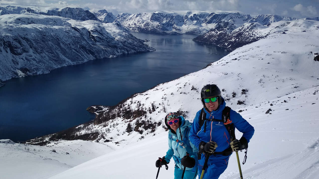 Skieur dans les montagnes Norvégiennes