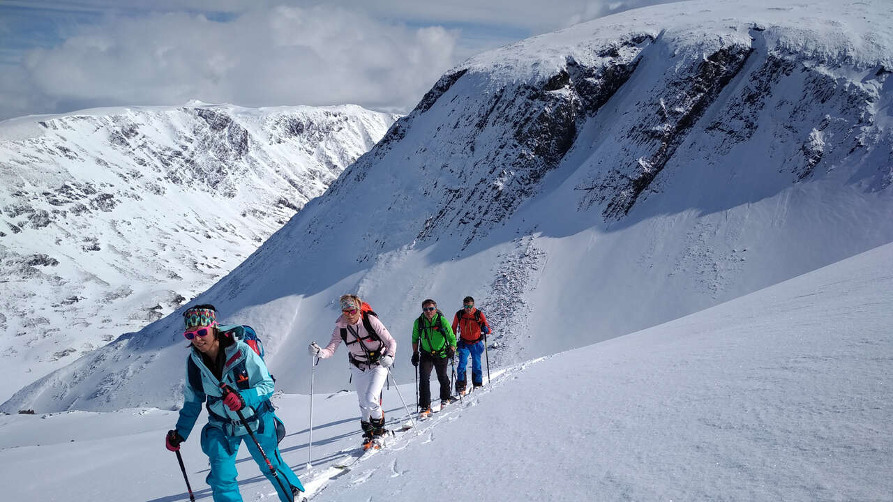 Skieur dans les montagnes Norvégiennes