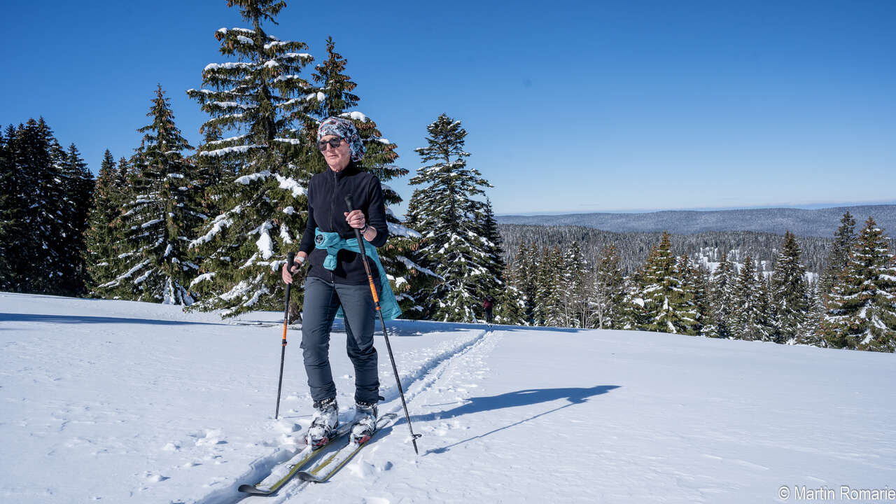 Skieur devant paysage de montagne