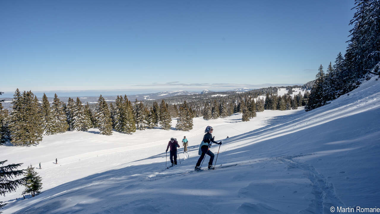 Skieur devant paysage de montagne