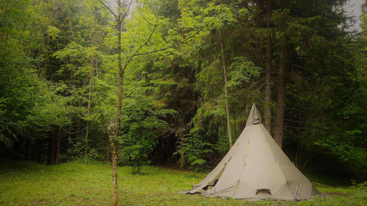 Tipi dans la forêt