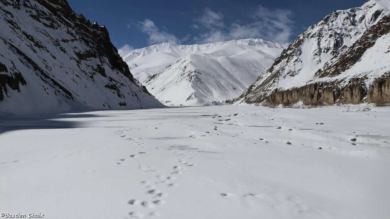 Trace dans la neige montagne enneigées