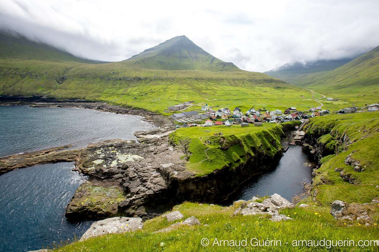 Village des feroe montagnes et bord de mer