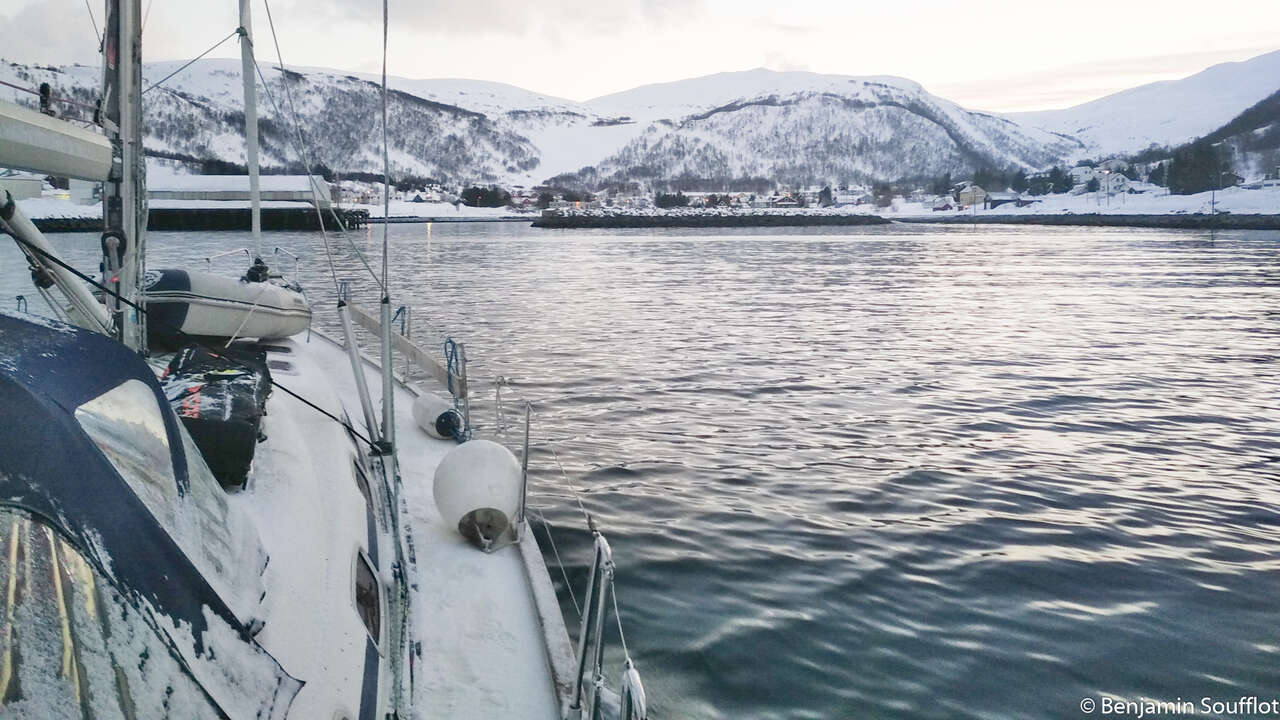 Voilier dans un fjord