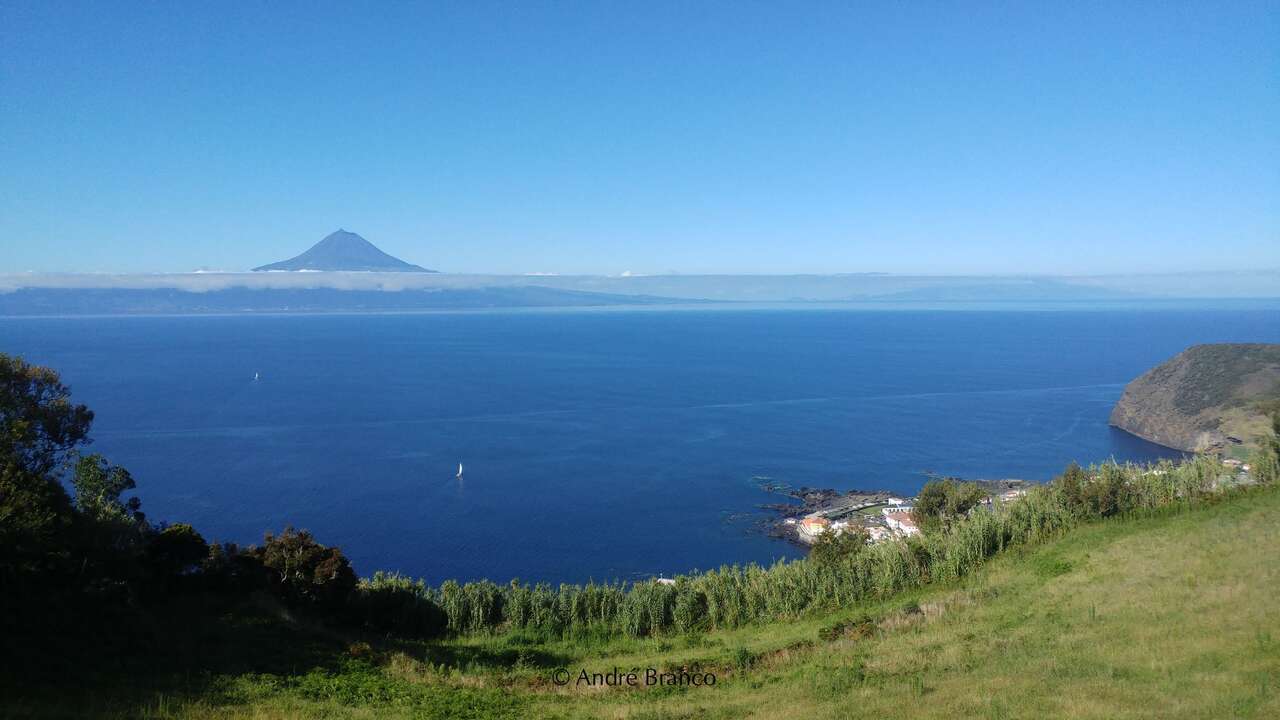 Volcan depuis une île