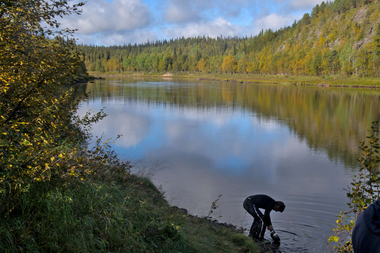 Voyageur au bord de la rivière