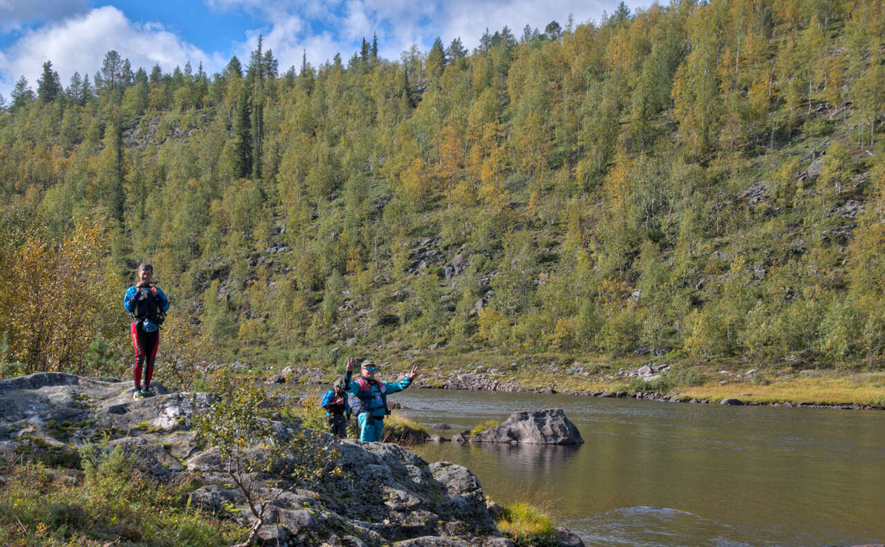 Voyageur au bord de la rivière