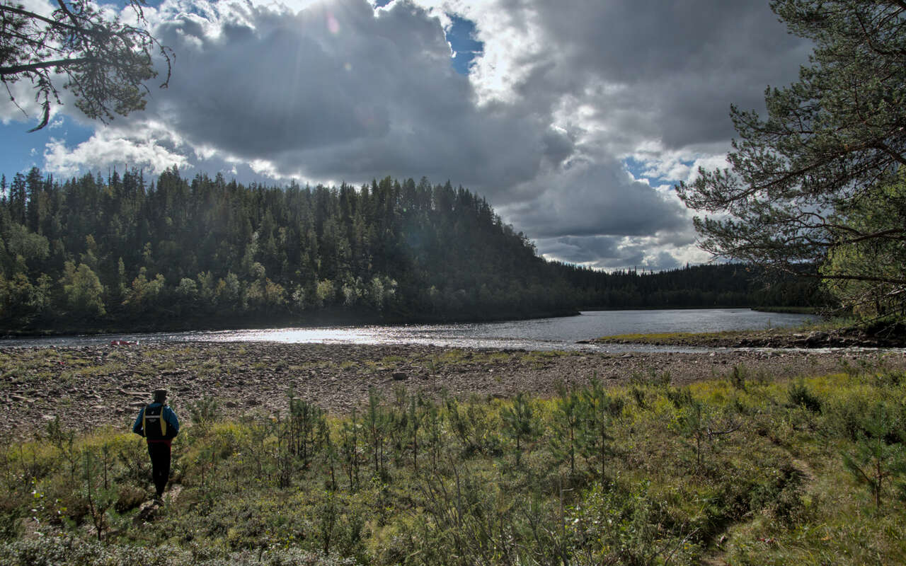 Voyageur au bord de la rivière